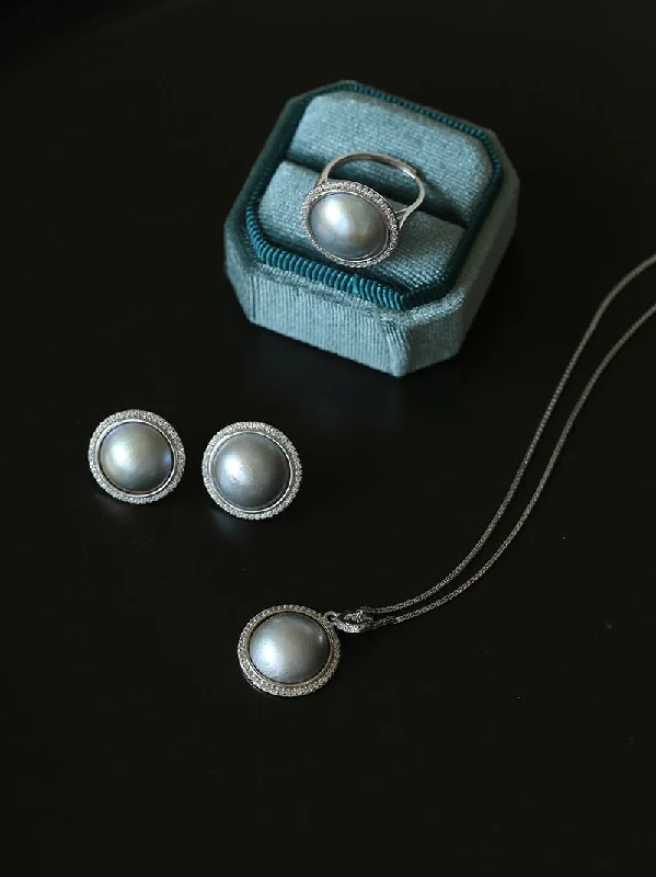 Elegant Heart Necklace-Surrounding Diamond Mabe Pearl Necklace Set