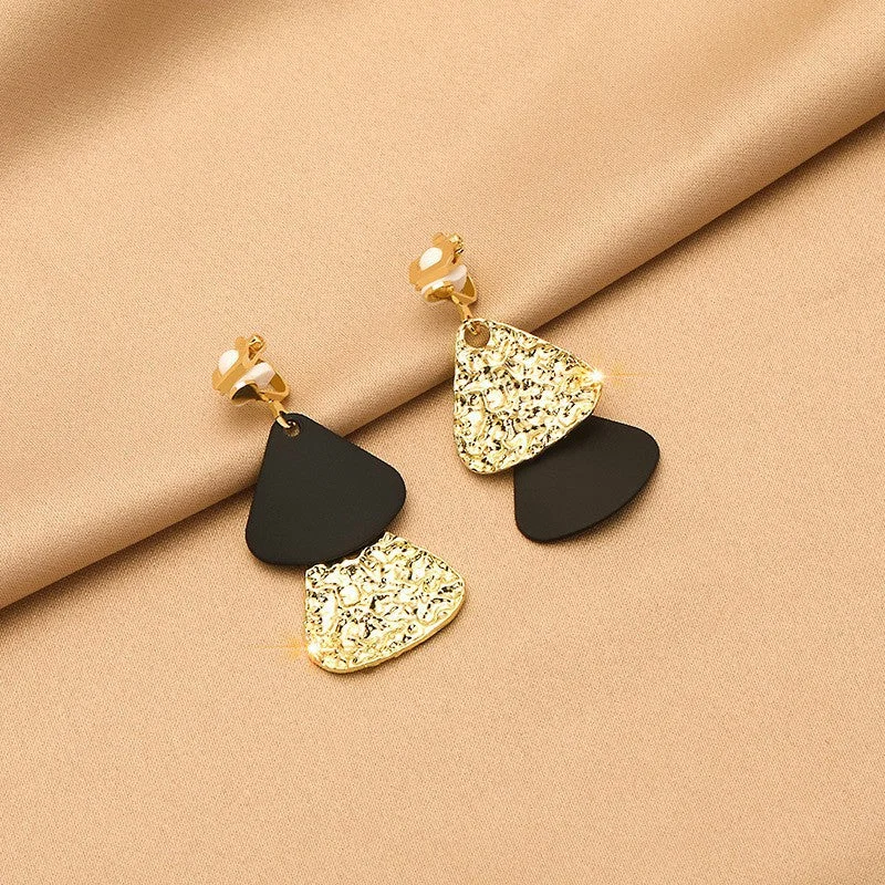 21# Black Triangle Ear Clip