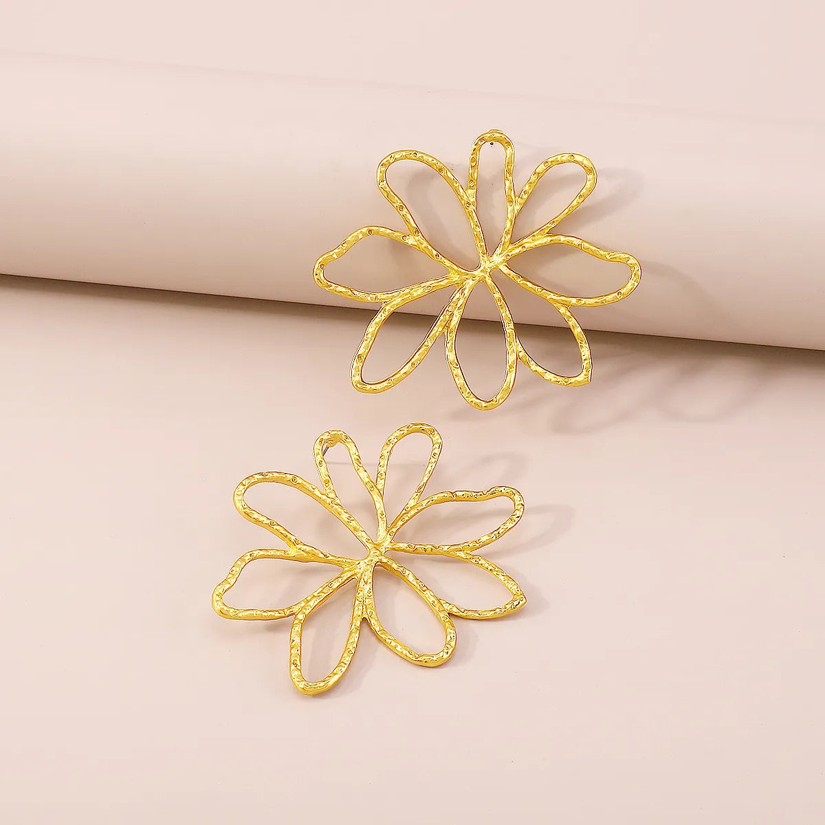 Trendy Earrings for Girls-Fashion Flower Alloy Plating Women's Ear Studs 1 Pair