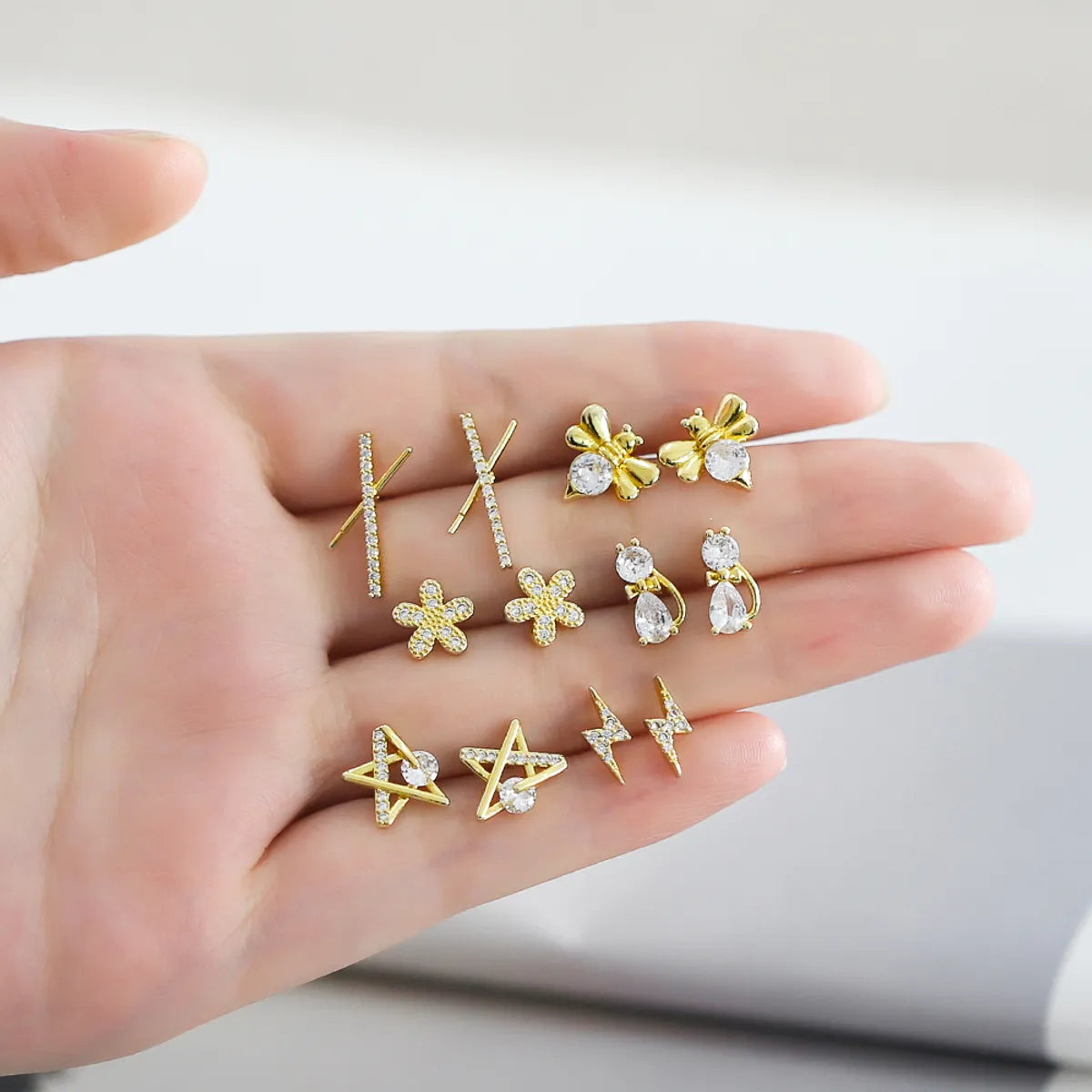 Pearl and Gold Earrings-1 Pair Simple Style Flower Bee Lightning Plating Inlay Copper Zircon 18k Gold Plated Ear Studs