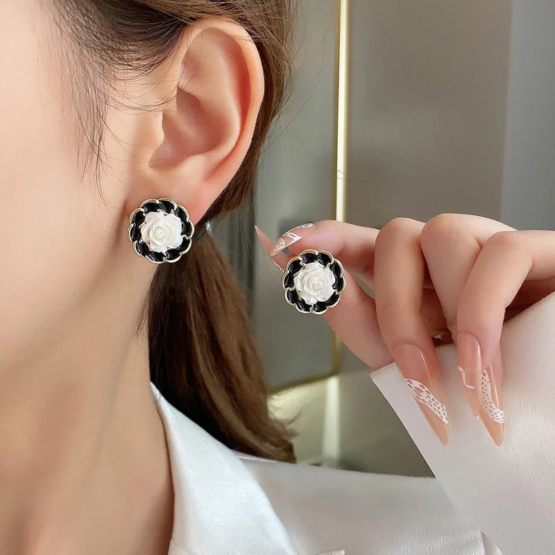 41# Black Camellia Ear Clip