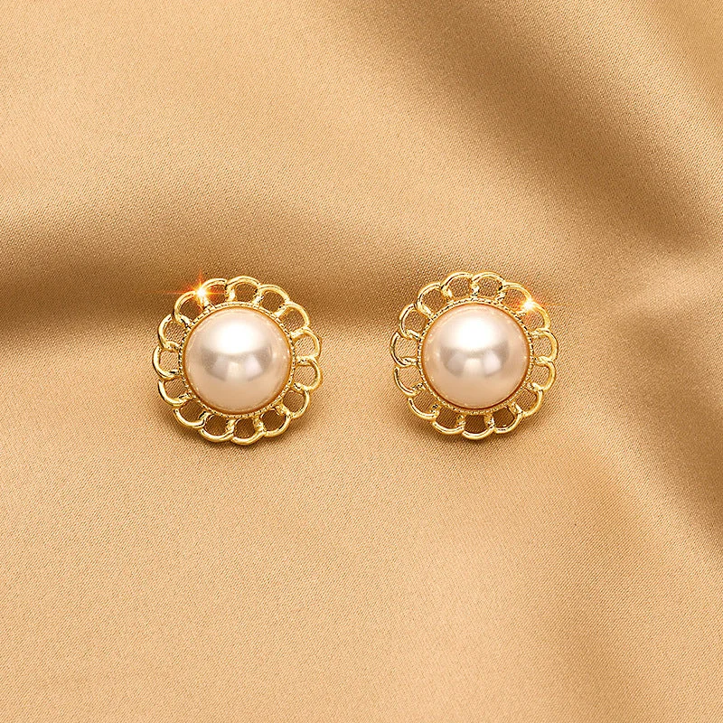 22# Pearl Ear Clip